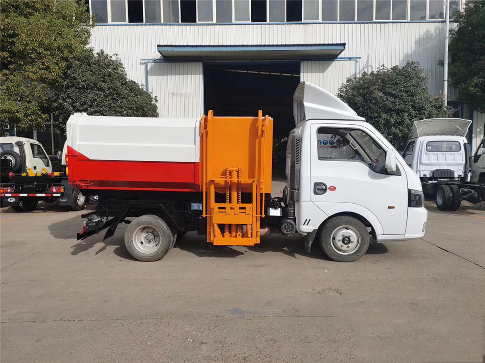 藍(lán)牌東風(fēng)途逸3-4方側(cè)裝掛桶式垃圾車(chē)