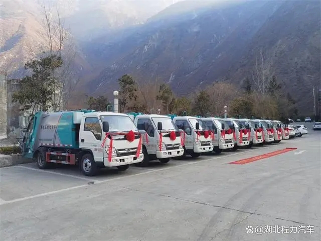 福田小卡4.5方壓縮式垃圾車(chē)火爆舟曲縣
